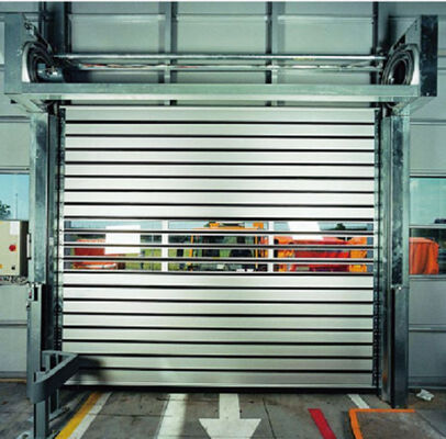 Cửa cuốn tốc độ cao chống cháy có khả năng chống gió Beaufort 12 và bảo vệ IP55 dùng trong công nghiệp